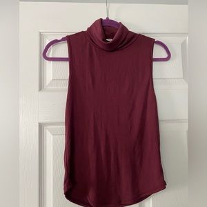Cute turtle neck top, size M
